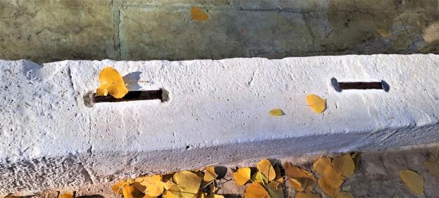 Injerto de piedra. Integración y diferenciación, texturas y despiece. imagen de petril de piedra con grapa metálica