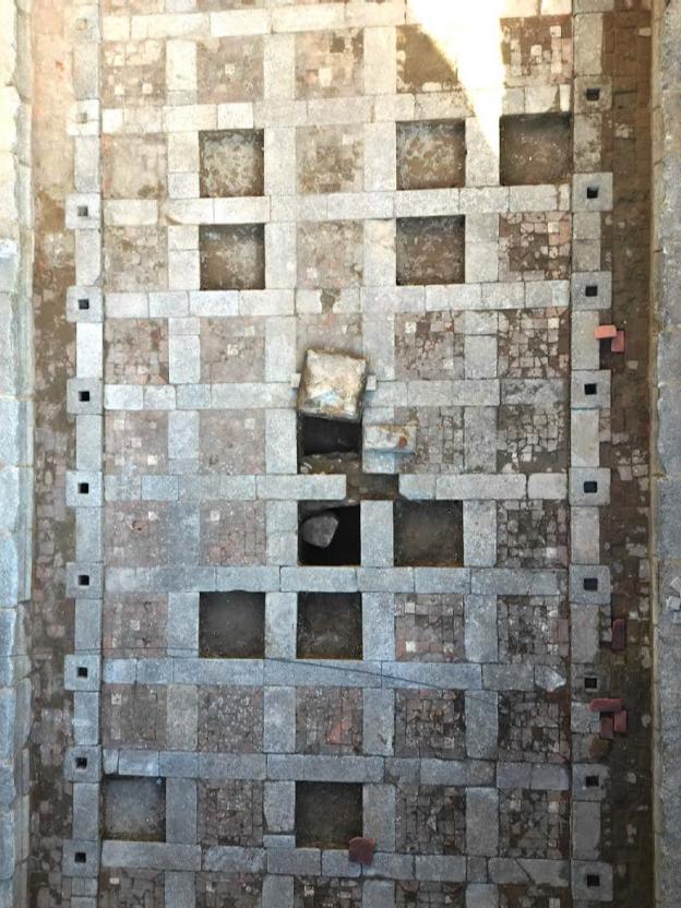 Obras de intervención en el refectorio imagen de un pavimento en mal estado