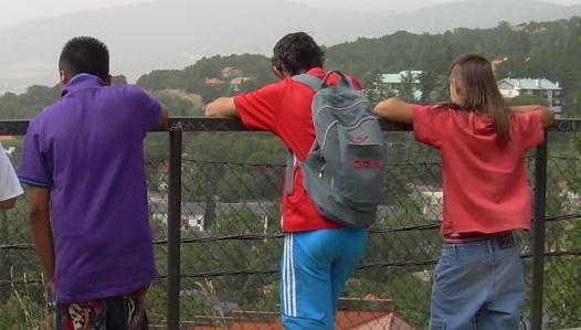 niños de espaldas en un mirador