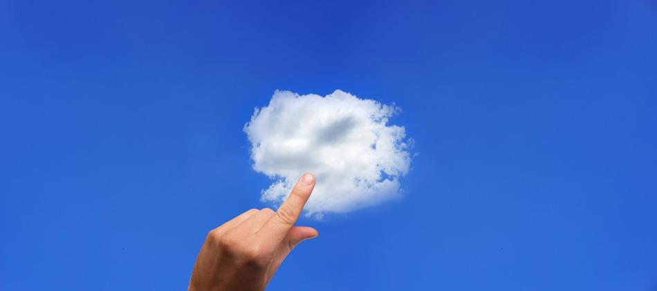 Imagen de dedo pulsando una nube 
