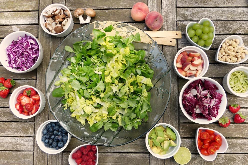 imagen de variedad de alimentos vegetales para hacer una ensalada