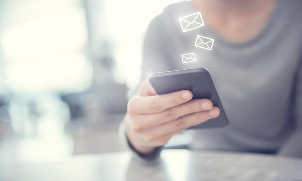 Newsletter de Educación para la Salud Persona recibiendo una newsletter en su teléfono móvil