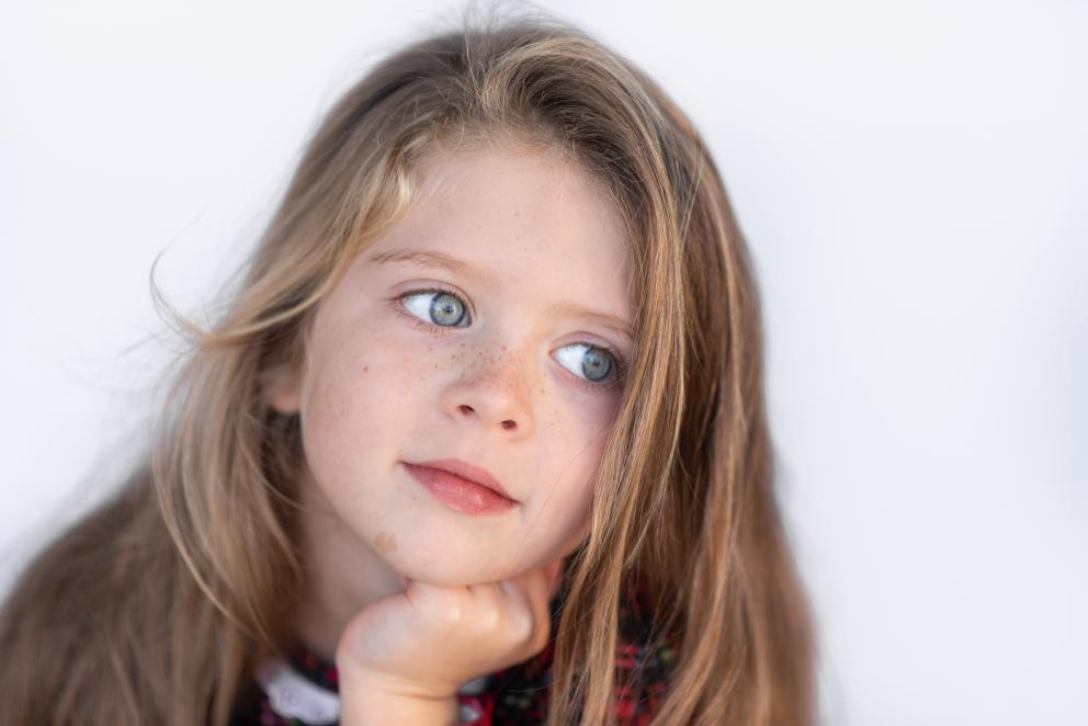 Niña mirando hacia un lado