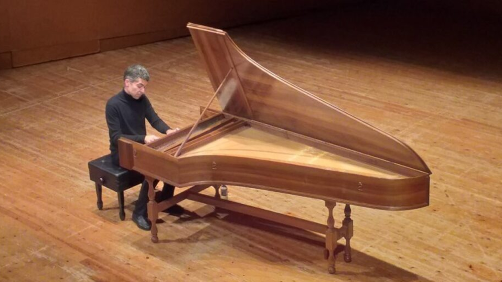 Una persona tocando el piano