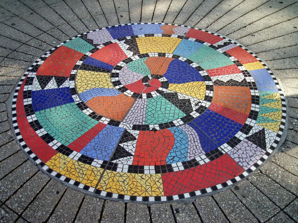 Mosaico de colores en círculo sobre el suelo