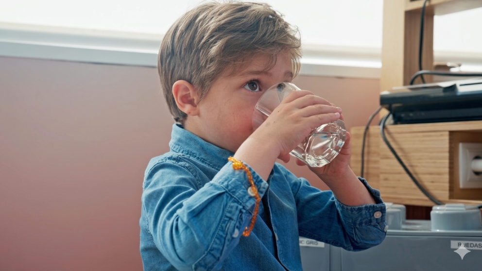 Niño bebe agua Imagen de un niño bebiendo un vaso de agua
