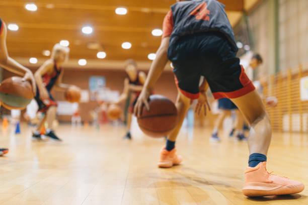 Niños jugando al baloncesto