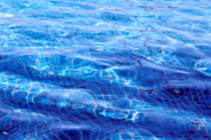 Agua de piscina Agua en una piscina con fondo azul