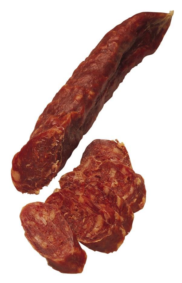 Barra de chorizo cortada por la mitad y rodajas de chorizo sobre fondo blanco