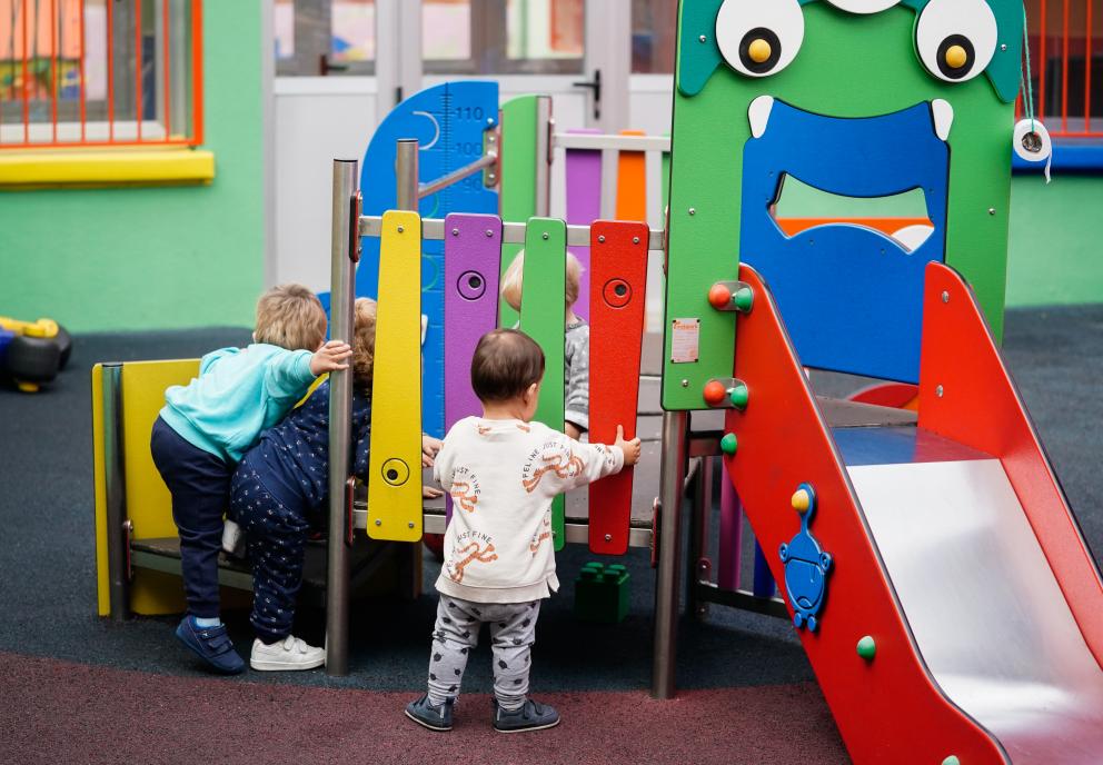 Tobogan con niños pequeños