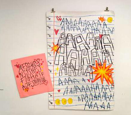 Hojas de cuadernos con letras manuscritas en bolígrafo y rotuladores de colores