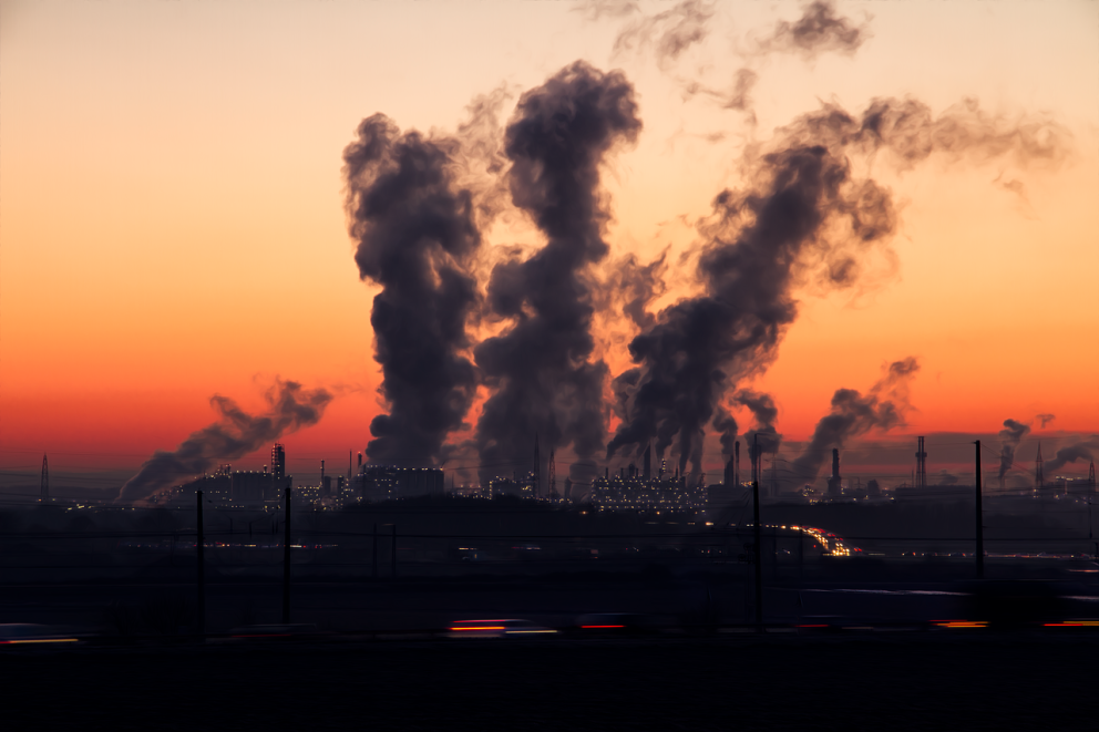 Imagen de puesta de sol de una industria química