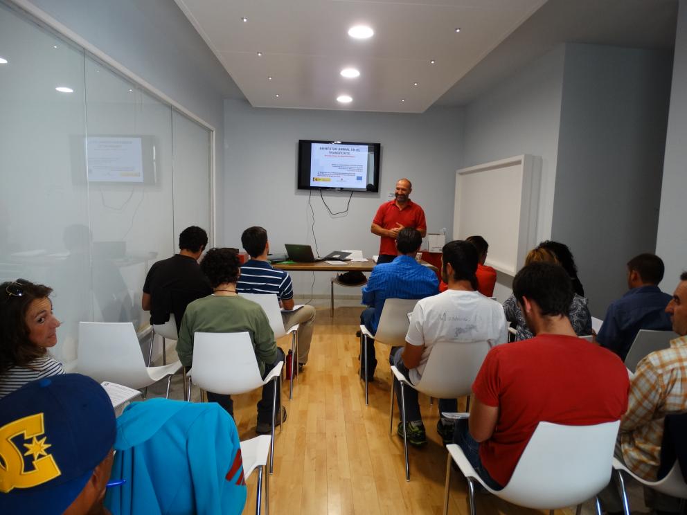 Personas sentadas atendiendo a una ponencia en un aula