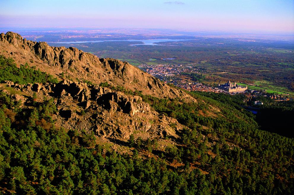 Espacios Naturales Protegidos. Pinar de Abantos y Bosque de la Herrería. Vista de El Escorial