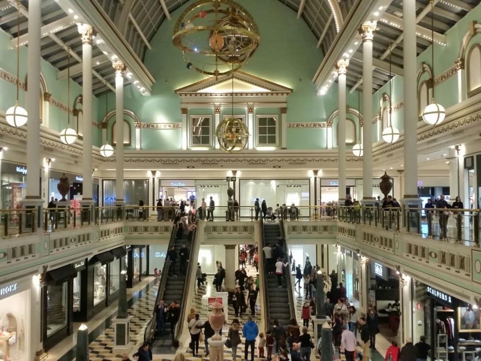 Interior centro comercial Plaza Norte 2