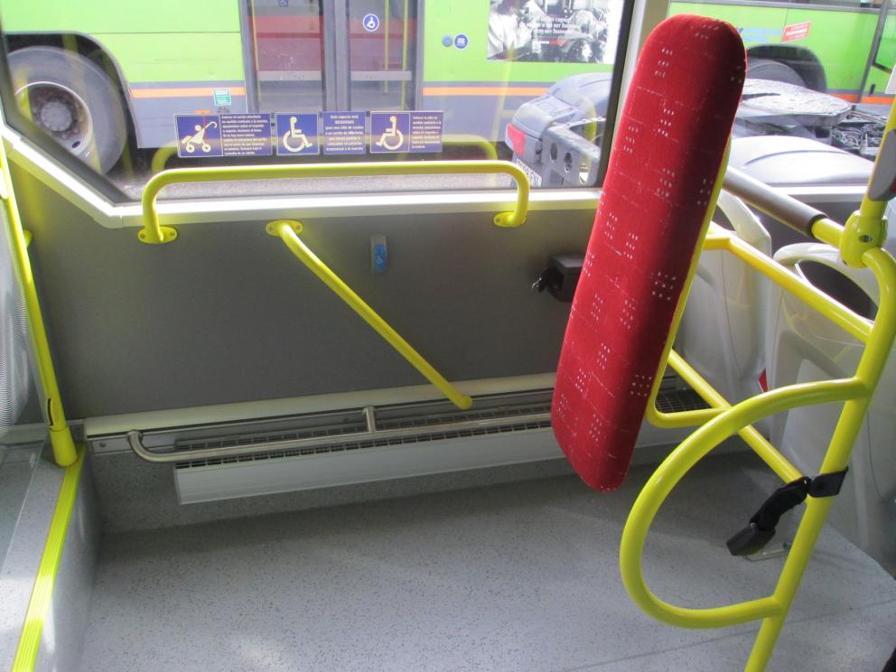 Imagen de la plataforma central de un autobús interurbano