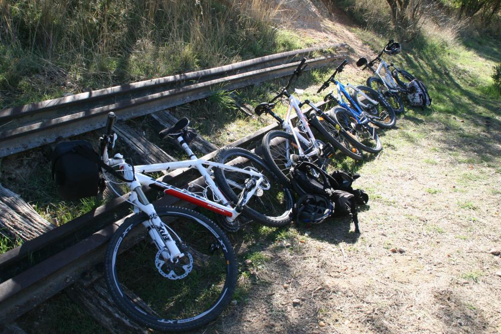 Imagen de varias bicicletas sobre unas antiguas vías de tren