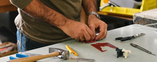 Recurso de persona trabajando en un taller pre-laboral