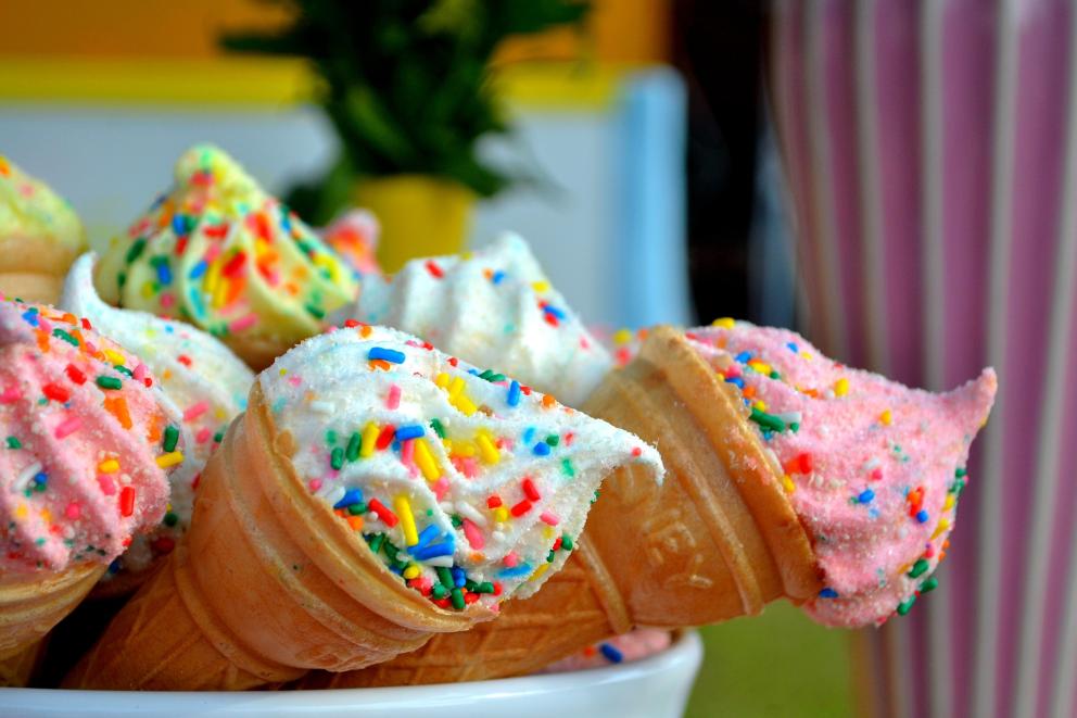Helados de caramelo y azúcar de varios colores y con aditivos