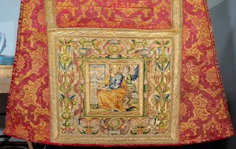 Restauración de dos Dalmáticas pertenecientes al denominado “Terno del cardenal Cisneros”