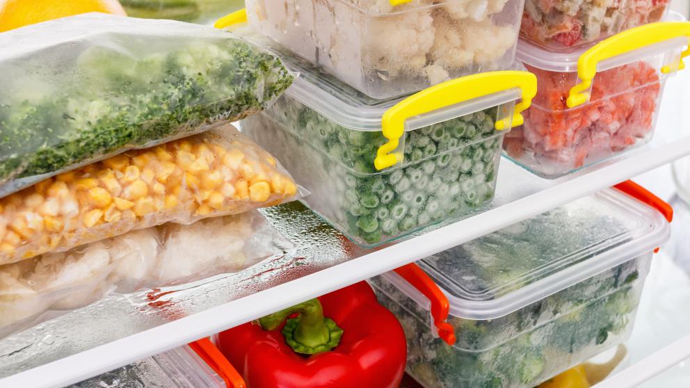 Tarteras con alimentos dentro de la nevera