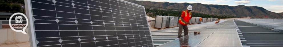 Trabajadores instalando placas solares fotovoltaicas
