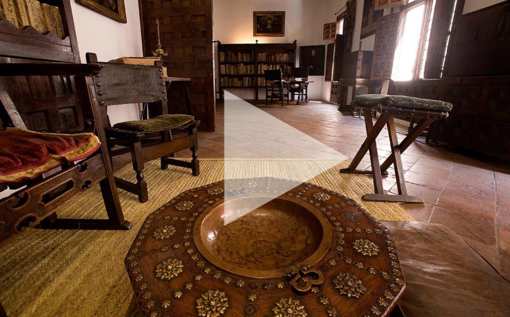 Vista del brasero y las sillas en el estudio de la Casa Museo Lope de Vega