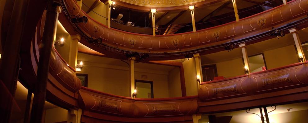 Vista de los palcos y butadas del teatro Corral de Comedias en Alcalá de Henares