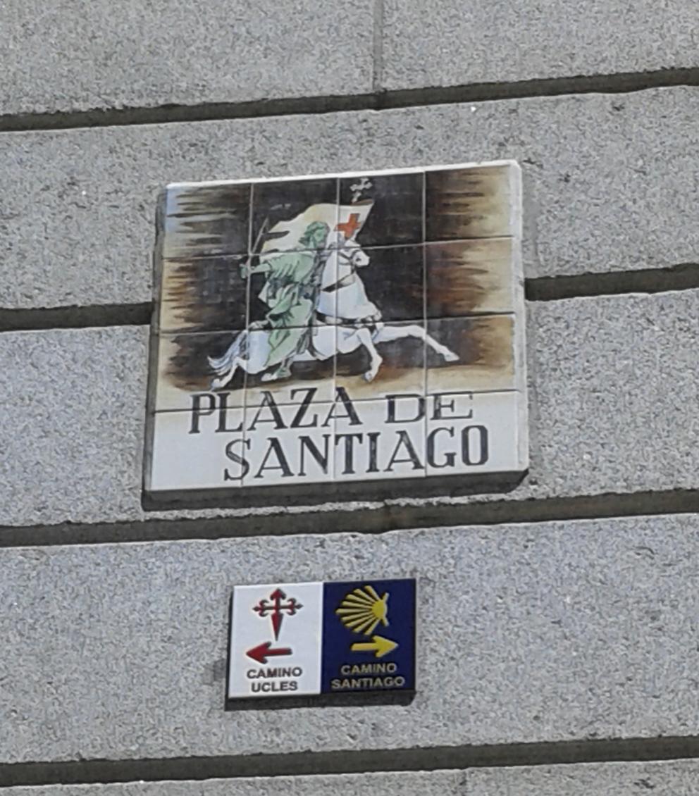 Cartel de la Plaza de Santiago, en Madrid, con indicaciones del Camino de Santiago y el Camino de Uclés