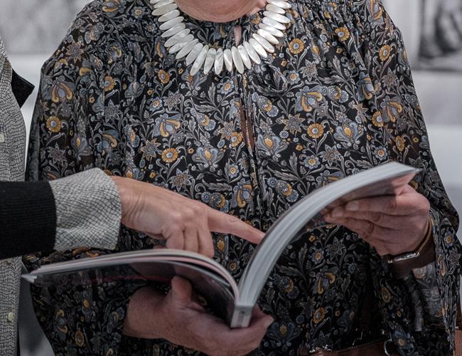 Varias personas consultando un catálogo