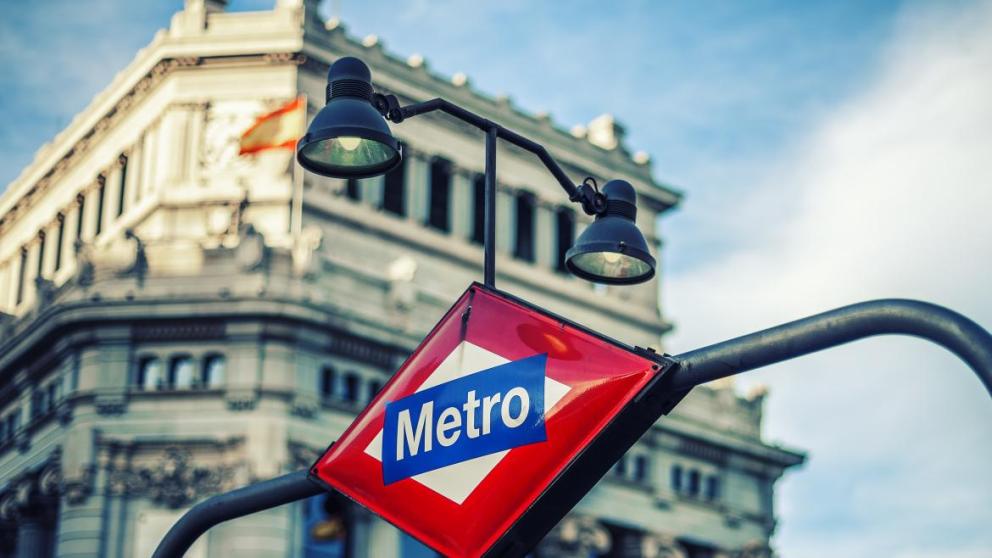 Cartel de Metro Madrid en la calle