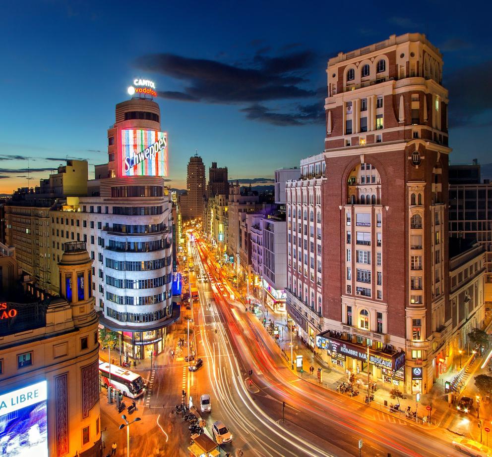 Vista desde lo alto de la Gran Vía de Madrid de noche