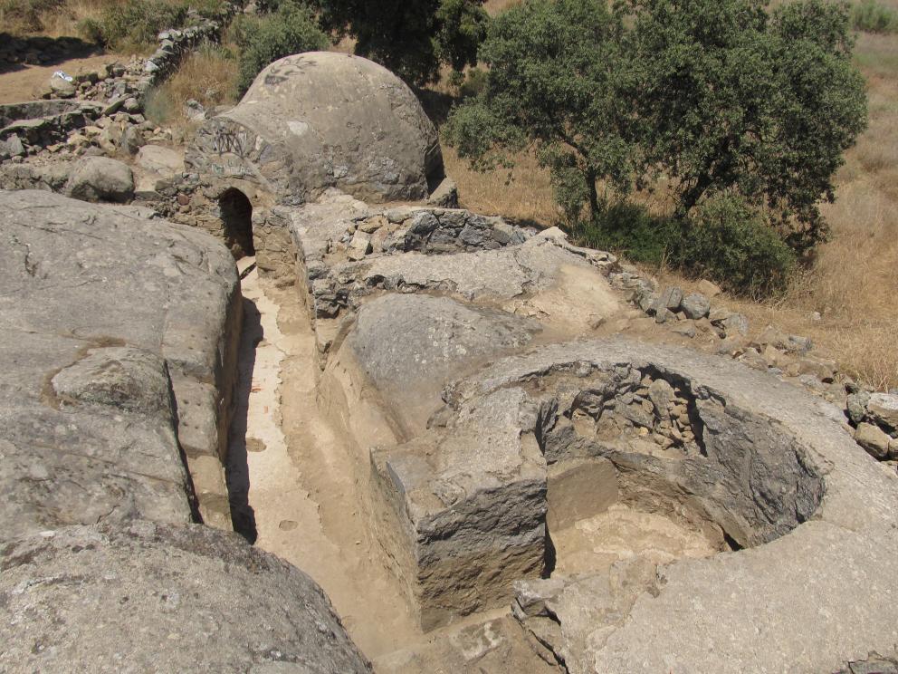 Imagen de uno de los pozos de tirador, un fortín y la trinchera de conexión de la posición Calvario
