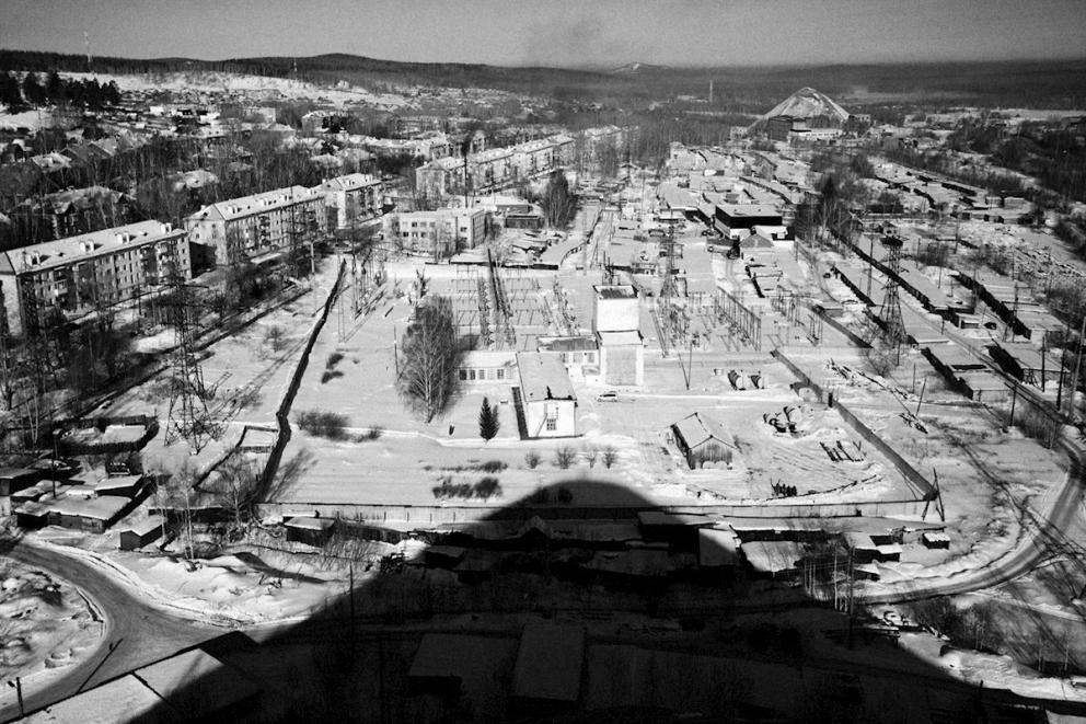 Fotografía en blanco y negro de un paisaje minero desolado