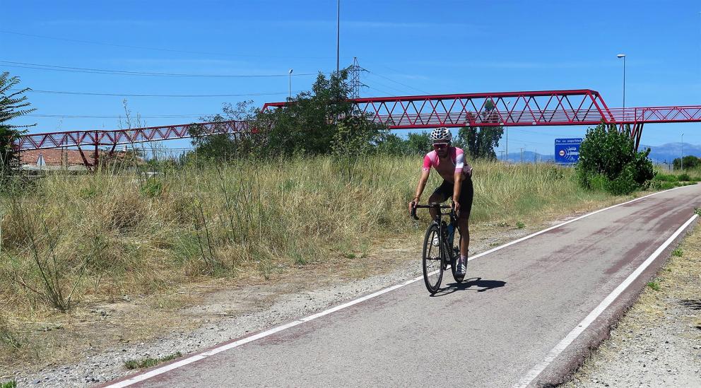 Ciclista en el carril bici de Colmenar
