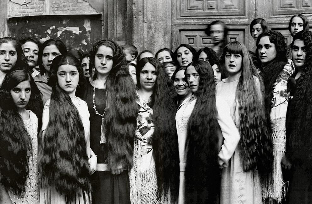 Señoritas con largas melenas posando en grupo