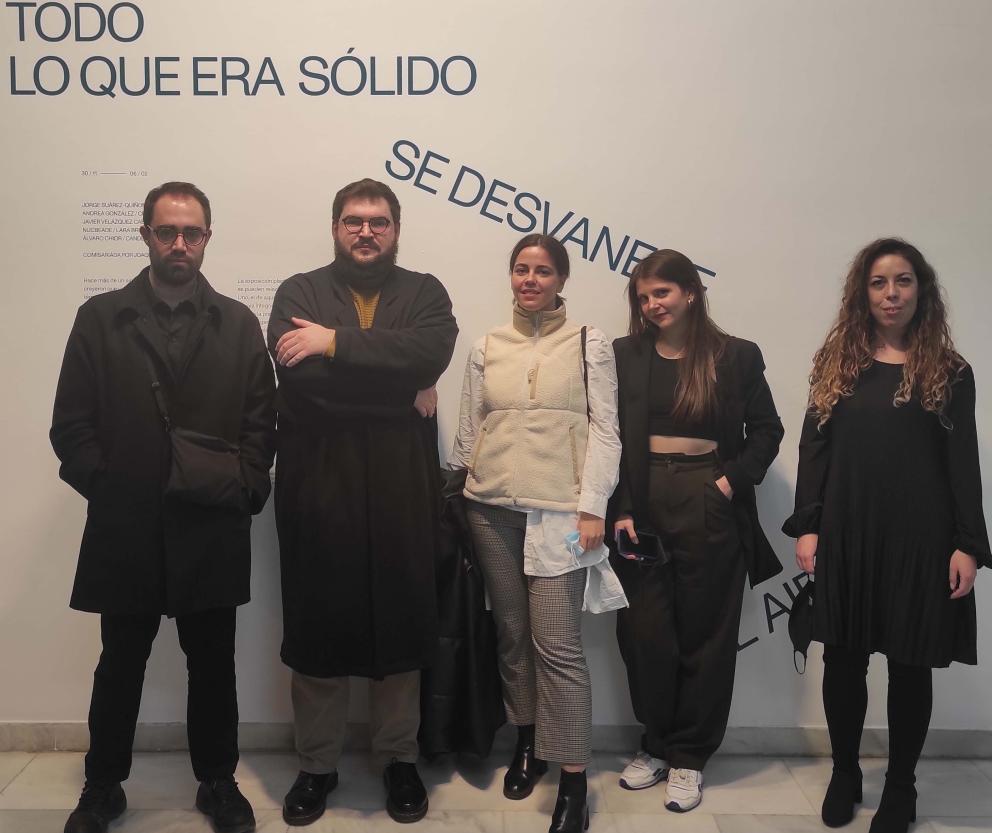 Grupo de personas en una sala de exposiciones