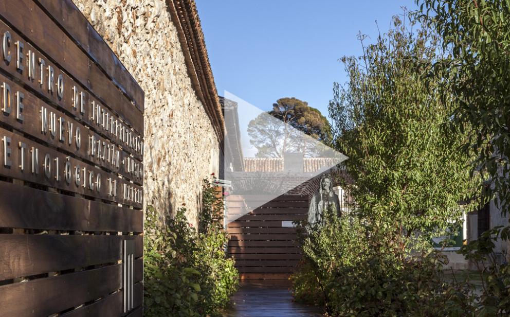 Fachada de piedra y acceso al Centro de Interpretación de Nuevo Baztán