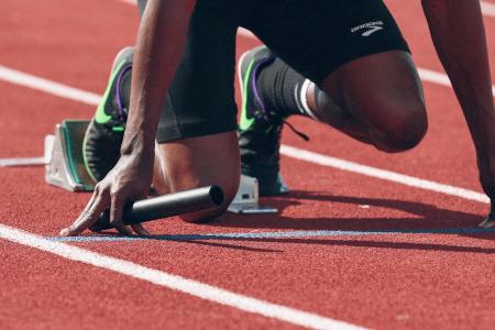 Atleta en línea de salida a punto de comenzar carrera.