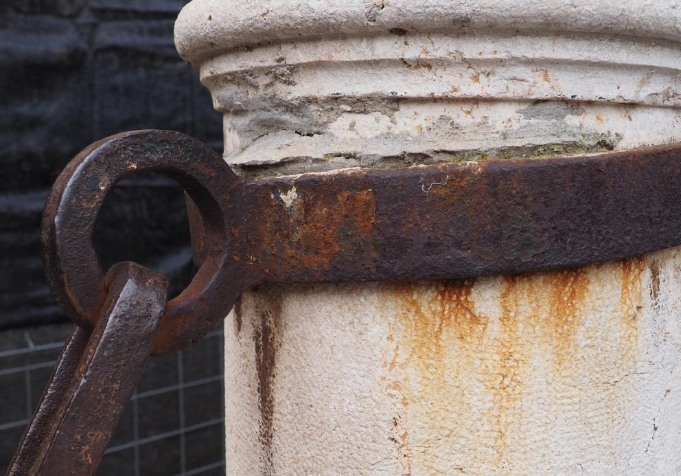 Columnas y cadenas en la plaza de San Diego 
