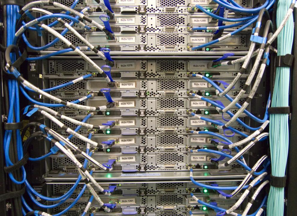 Servidores interconectados con su cableado
