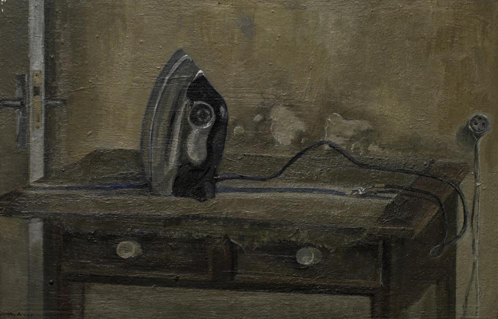 Pintura donde se ve una plancha enchufada sobre una mesa