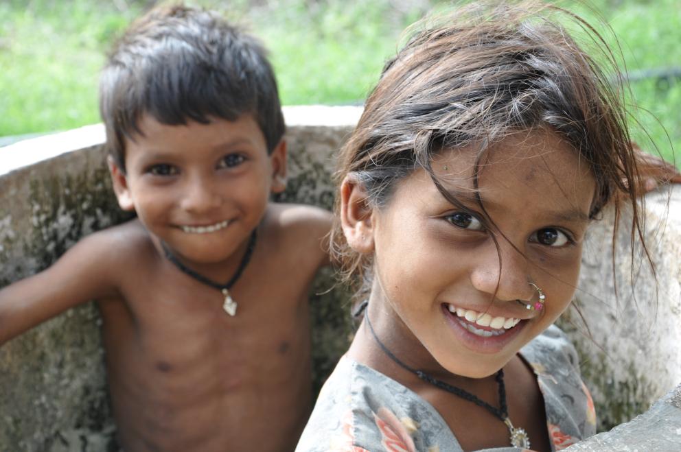 Imagen de una niña y un niño