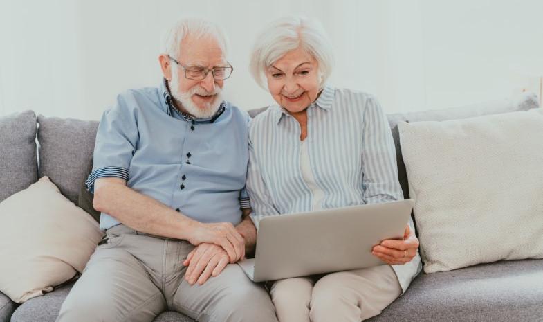 Competencias digitales en salud de las personas mayores Dos personas mayores mirando el ordenador