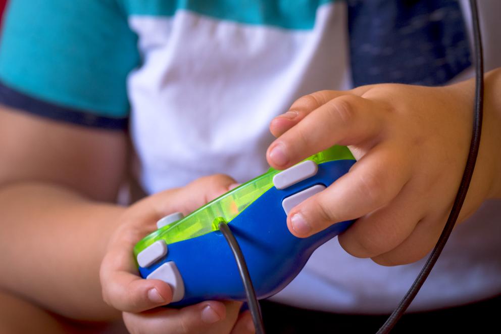 foto niño jugando con una consola
