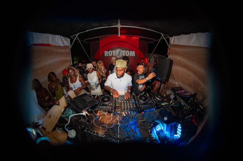 FOTODE DJ WALTER PINCHANDO ALEDEOR DE LA MEDA DE SONIDO HAY GENTE BAILANDO