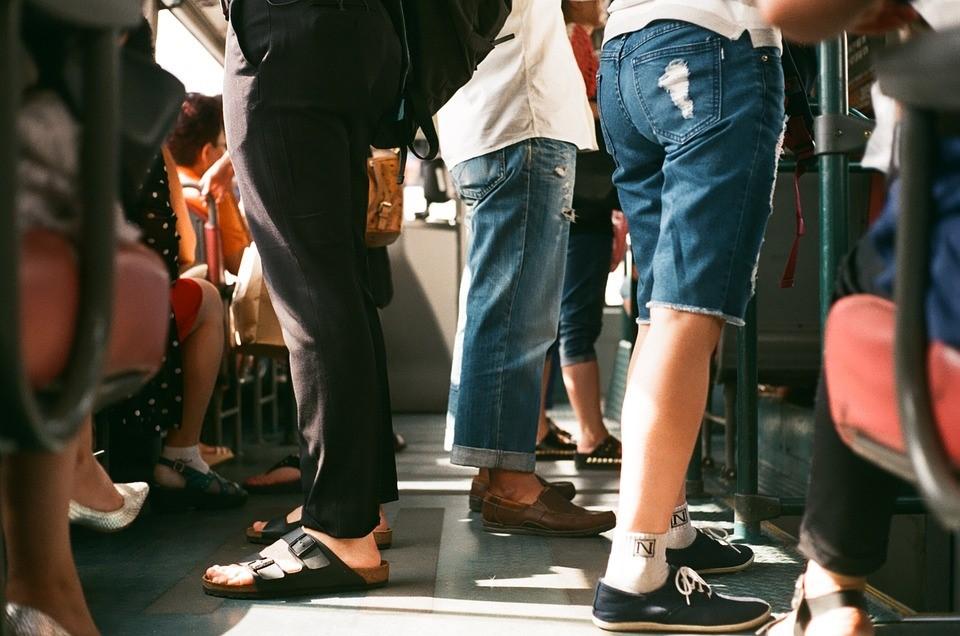 personas de pie en un autobús