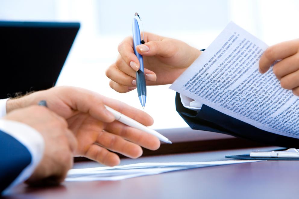 Firma de contrato de personas trabajadoras