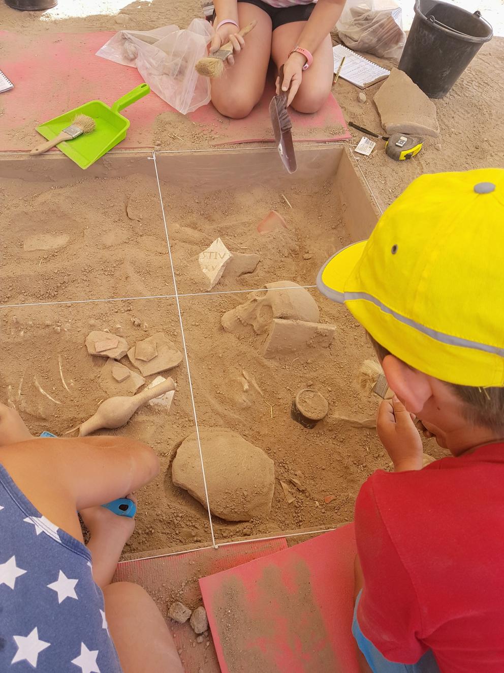 Jóvenes y niños participando en el programa Arqueólogos por un Día