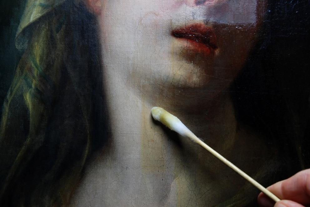 Detalle de la limpieza que están realizando en el cuello de la Virgen